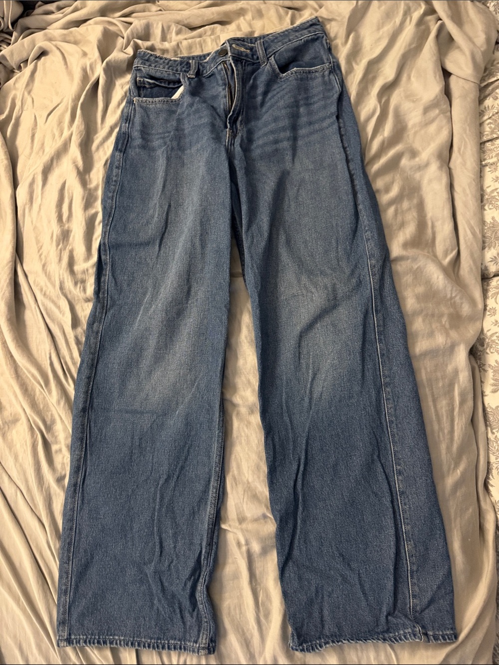 Hollister Wide-Leg Jeans in Medium Blue Wash